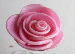 嫣紫玫瑰萝卜花,将萝卜片依次错开摆放，叠成玫瑰花形状