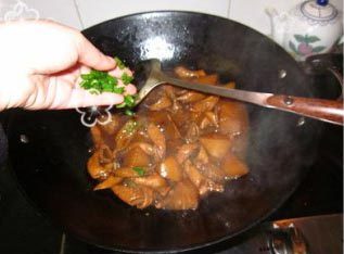 萝卜焖驴肠,加入适量的淀粉水，最后撒上葱花，收浓汁出锅装盘即可