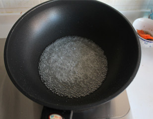 雪红果 ,开中小火熬制，要不停的用铲子搅拌融化的糖汁水。