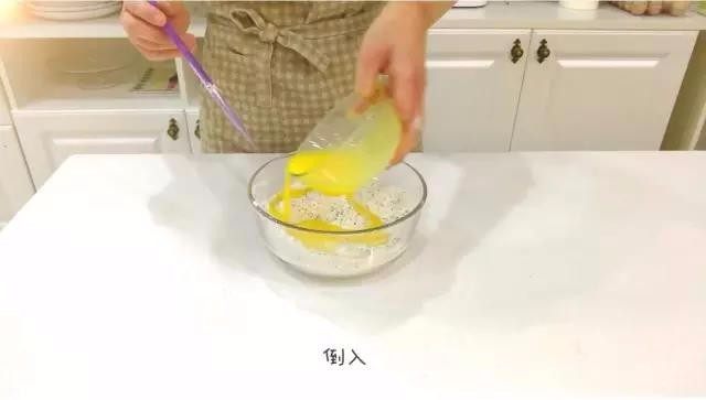 宝宝辅食：核桃芝麻益智脆条,将鸡蛋用打蛋器或筷子打散，倒入准备好的混合粉末中。