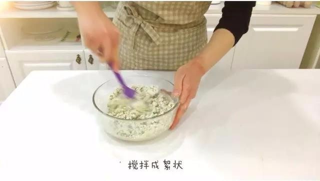 宝宝辅食：核桃芝麻益智脆条,用筷子或刮刀搅拌成絮状。