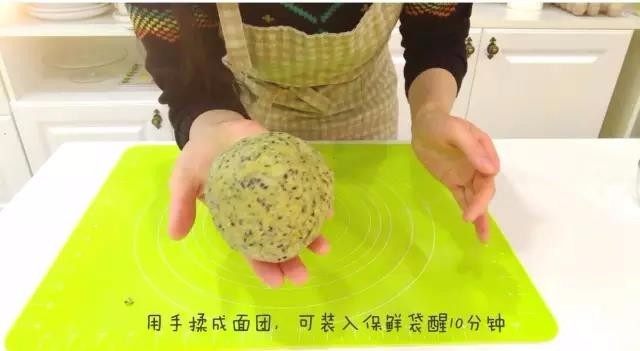 宝宝辅食：核桃芝麻益智脆条,然后用手揉成较光滑的面团。因为面粉吸水性不一样，如果面团真的很干，可以多加一点水调节，如果太湿，则可以多加一点玉米淀粉。
