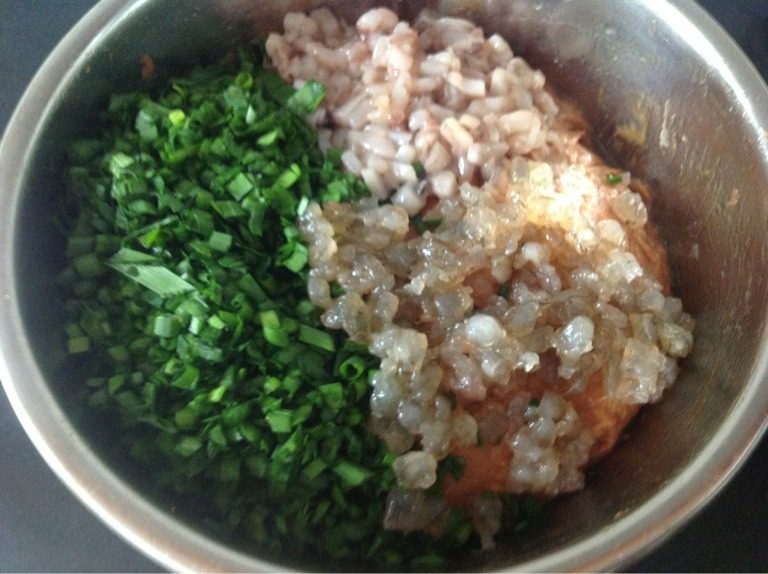 三鲜饺子,如图香葱末 虾仁  鲜鱿粒 青菜末拌进腌制好的肉泥里