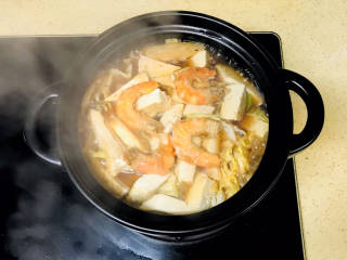 虾仁豆腐煲,大火煮沸，转慢火煲煮至汤汁收干