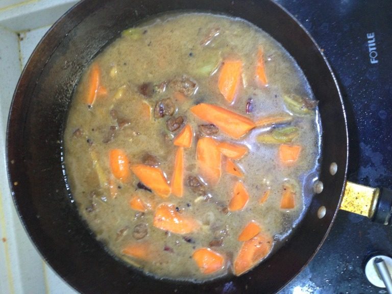 羊肉胡萝卜锅仔,第六步：再加入水溢于锅内食物