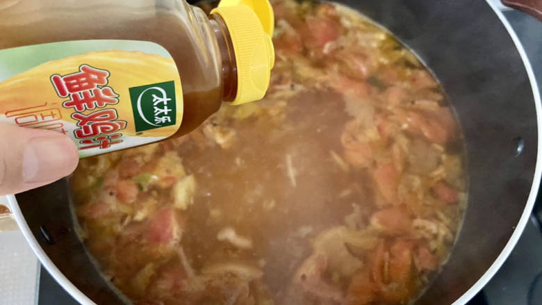 海鲜菇豆腐汤,加入一茶匙太太乐鸡汁，加盖中小火炖煮3分钟，让番茄和泡菜味道融入汤中