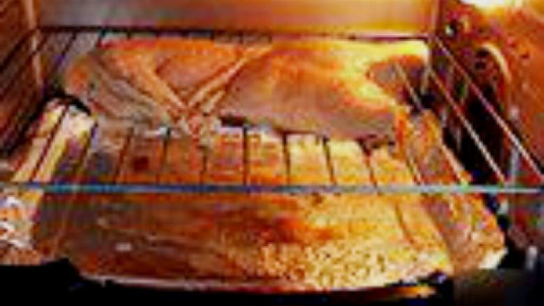自制烤鸭,烤箱180度预热，中层50分钟左右，下层放上盖了锡纸的托盘，以免烤出来的鸭油流在烤箱里
