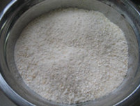 南瓜粉蒸排骨,将大米放入料理机打碎