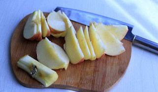 自制苹果醋,将苹果去核，切成薄薄的斜片