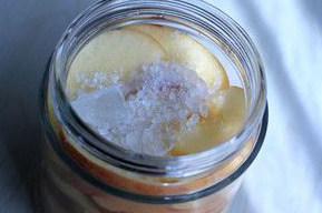 自制苹果醋,码到离瓶口2厘米左右（即基本码满），将剩下冰糖全倒上