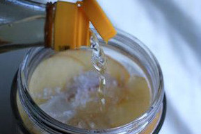 自制苹果醋,往容器中注入米醋，醋须淹过苹果片