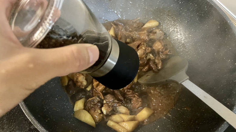 香菇烧鸭肉➕香菇山药烧鸭肉,汤汁收到浓郁，磨一些黑胡椒碎
