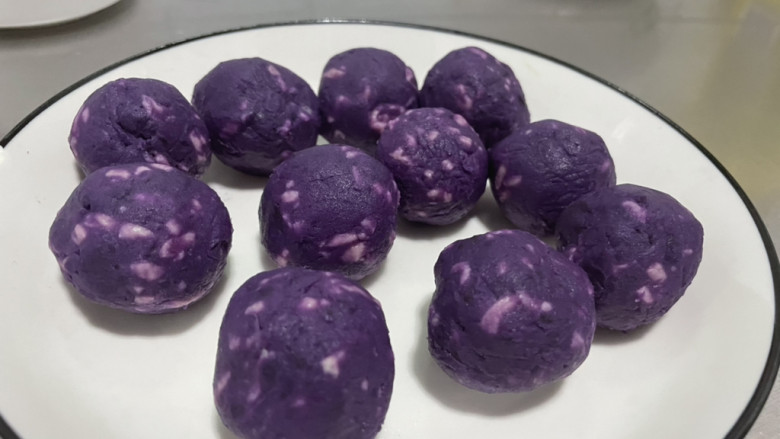 紫薯芝士烙饼,分出小团。