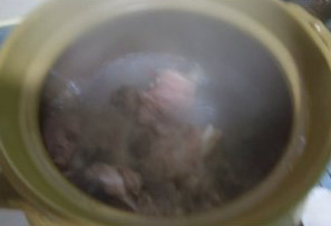 萝卜牡蛎猪骨汤,烧开后煮沸2分钟，汆水去血腥，捞起待用
