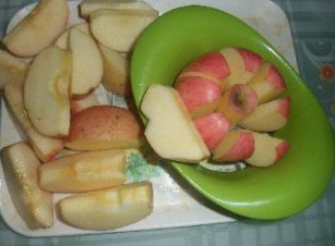 苹果红萝卜骨头汤,把苹果洗干净，去掉苹果心,切件