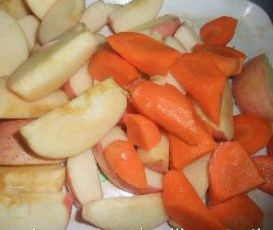 苹果红萝卜骨头汤,把红萝卜去皮，洗净切件