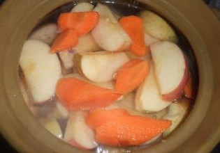 苹果红萝卜骨头汤,用中火煲90分钟，加盐关火即可饮用