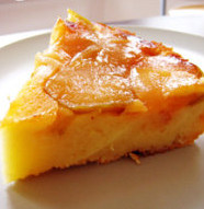 焦糖苹果乳酪,用刀把蛋糕和模具边缘分离，室温冷却，扣在一个盘子里