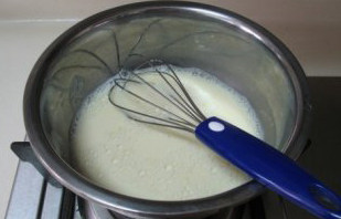 苏格兰苹果塔,再放到火上继续加热锅中的奶糊，加热时用打蛋器不停的搅拌