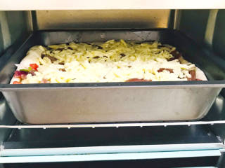 黑胡椒牛排披萨,送进烤箱，200度，大约三十分钟就可以烤熟了