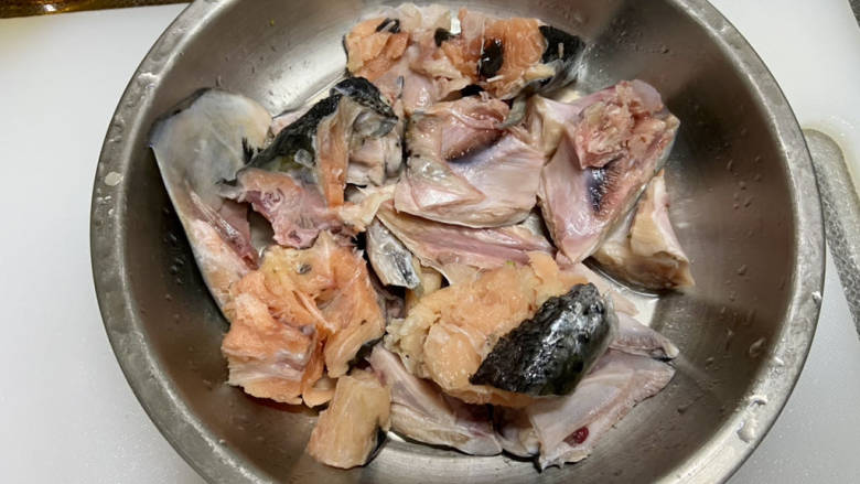 三文鱼豆腐羹➕三文鱼头豆腐羹,三文鱼头去腮清洗干净，切块