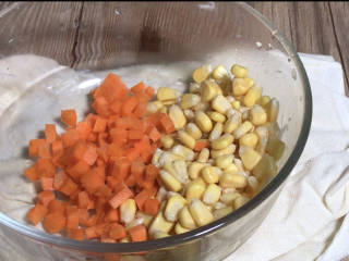 玉米虾仁蛋炒饭,红萝卜去皮，洗净切成小丁备用