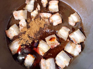五花肉炖白菜,放入盐、蚝油、生抽、花椒粉翻炒均匀。