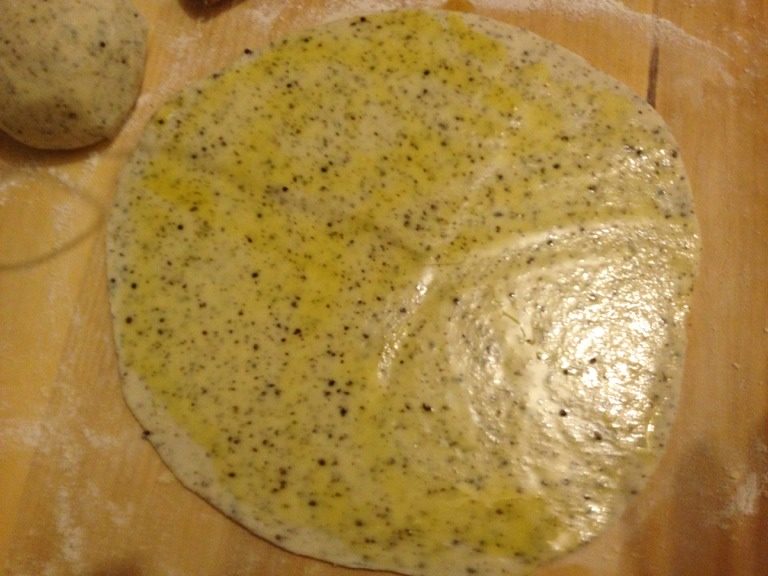 苏子籽薄饼,把醒好的面分成若干个面团，擀成面饼同时涂上橄榄油或食用油。