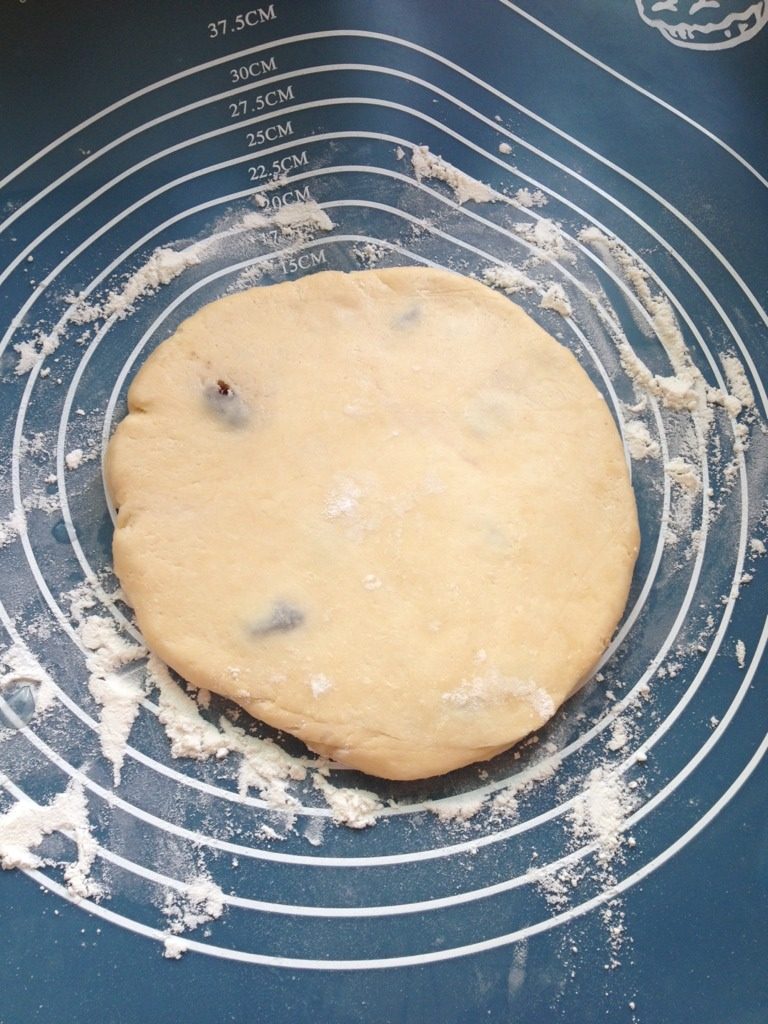 提子干司康scone,第二天早上取出面团，不用解冻，直接擀成大概1cm厚的圆形