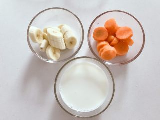 宝宝辅食：胡萝卜香蕉奶昔-7M ,准备好所有食材，香蕉切块，胡萝卜切片。