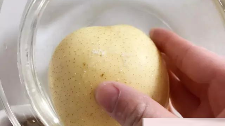 宝宝辅食：红枣蒸梨盅-12M ,梨用盐水泡15分钟左右，用盐搓洗，然后用水冲洗干净。
》也可以直接削皮，但削皮的话盅内的汤汁就会变少。