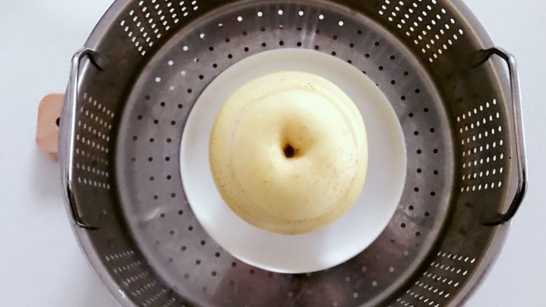 宝宝辅食：红枣蒸梨盅-12M ,盖上盖子，放入蒸锅，水开后中大火蒸20-30分钟左右，直至梨肉变软。
》一定要装在盘子里再蒸哈，蒸制过程中流出来的汤汁也是很有营养的，不装盘就都流失掉了。