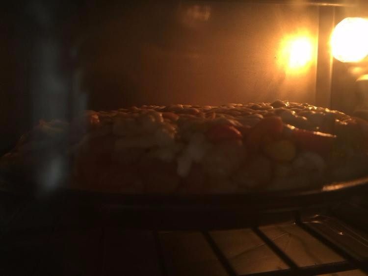 培根时蔬披萨, 烤箱预热190度5分钟，然后放入披萨烘烤10分钟至芝士融化即可。