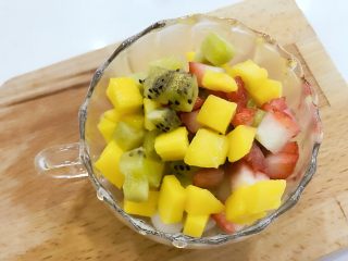 宝宝辅食：水果小圆子-36M ,加入之前准备好的水果。