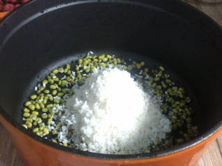 绿豆南瓜粥,把浸泡好的绿豆和梗米洗净，沥水放入汤锅中