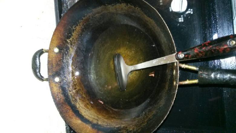 干煸藕丝,以上的几部都做好了，那就开始烧油吧，记住油温一定要烧热，油烧热了就把办好的藕丝，就下锅炸吧。这里一定记住，藕丝刚下锅，不要搅动让它慢慢的炸，当看到藕丝的颜色开始变黄，在开始搅动，把每根藕丝分离开，在炸到金黄，就可以起锅了。要是怕牙不好，就少炸一下。