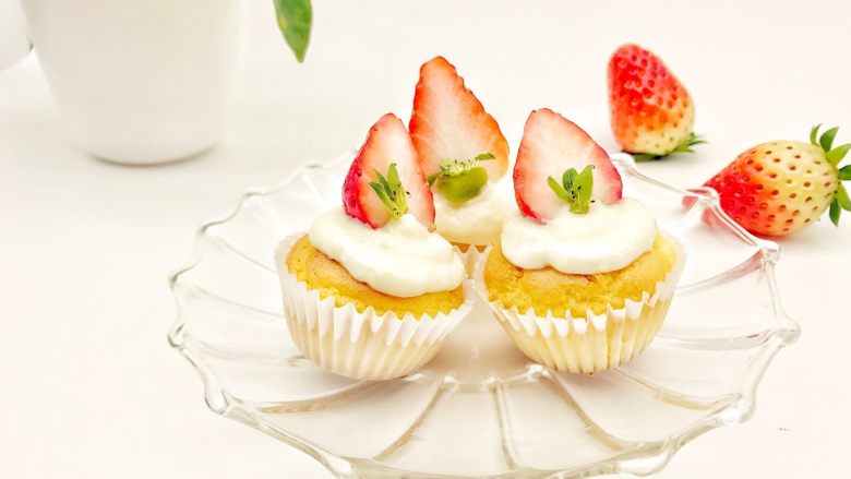 宝宝辅食：草莓奶油杯子蛋糕（豆腐奶油）-