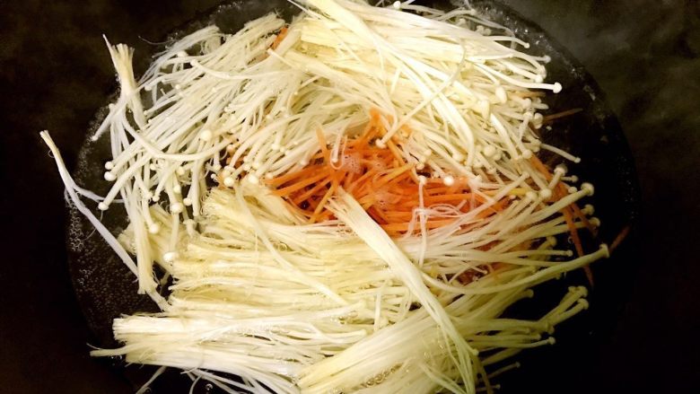 金针菇拌黄瓜---减肥瘦身,锅内烧水，待水开后投入金针菇胡萝卜丝，用大火煮约片刻后捞起，沥干水分。
