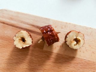 宝宝辅食：红枣脆片-30M ,然后手稍稍用力转动一下，就可以把红枣两边的果肉给转下来了，现在果核就在中间的果肉上了。
