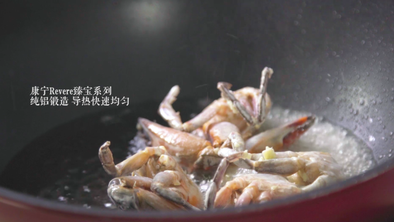 泡椒蟹,锅中入油，放入腌好的石蟹炸至蟹肉金黄取出。