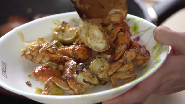 泡椒蟹,锅中放入切好的葱姜蒜，泡椒和完整的蟹盖稍微翻炒，再放入炸后的螃蟹一起翻炒至蟹肉入味，盛盘～