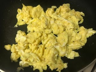 角瓜鲜虾包,锅内放适量油将鸡蛋炒熟，炒的时候尽量划散，把鸡蛋弄碎。
