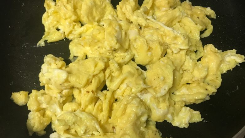 角瓜鲜虾包,锅内放适量油将鸡蛋炒熟，炒的时候尽量划散，把鸡蛋弄碎。