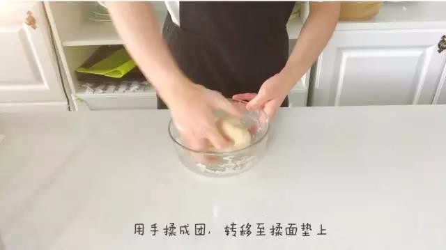 宝宝辅食：日式红豆包-18M ,一、揉面（用手揉，无需出手套膜）
2、用手揉成团，然后转移至揉面垫上。