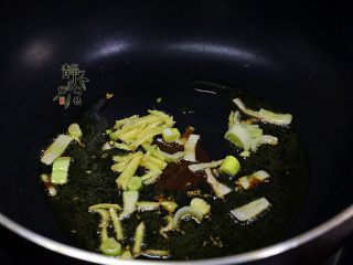 素炒香菇西兰花,热锅热油，先放葱姜爆香。