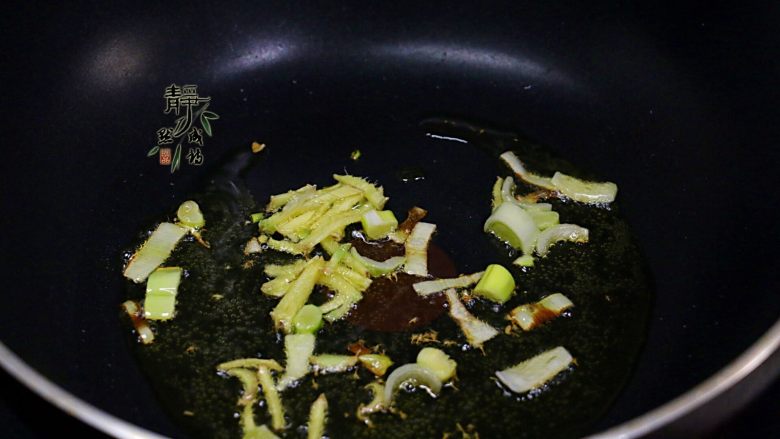 素炒香菇西兰花,热锅热油，先放葱姜爆香。