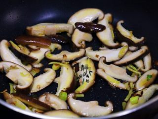 素炒香菇西兰花,接着放入香菇，略微煸炒出香味。