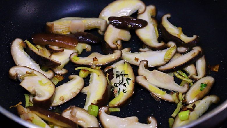 素炒香菇西兰花,接着放入香菇，略微煸炒出香味。