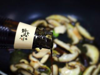 素炒香菇西兰花,调入蚝油。