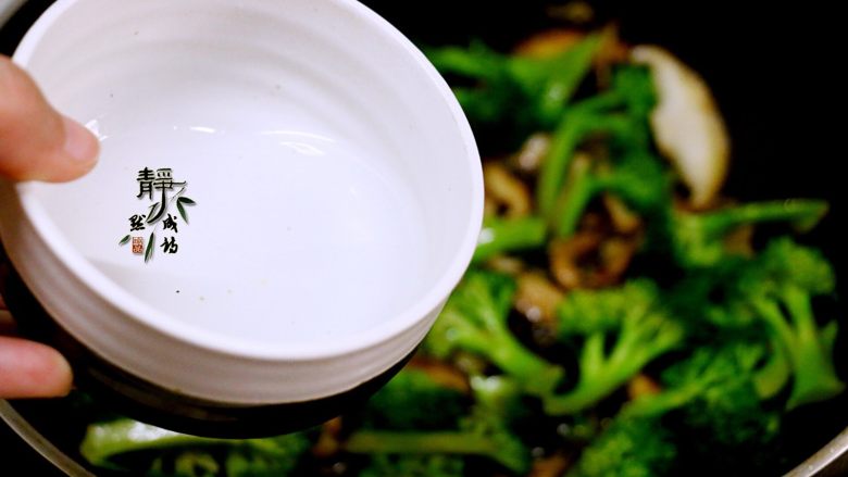 素炒香菇西兰花,添加适量清水防止锅干。